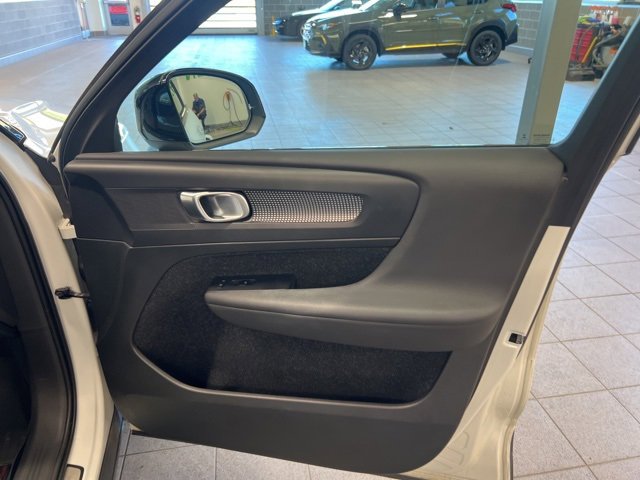 Used 2021 Volvo XC40 T5 R-Design w/ Protection Package Premier image 14
