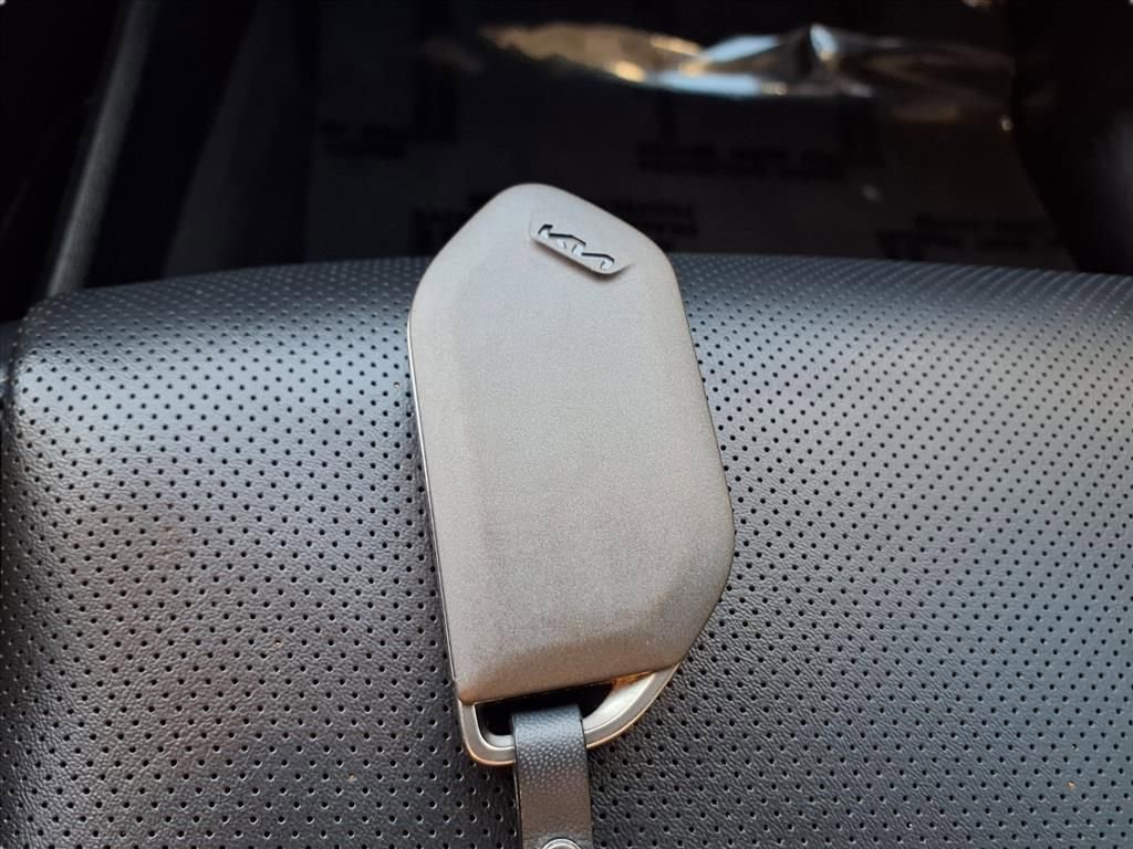 Used 2024 Kia Telluride S image 11