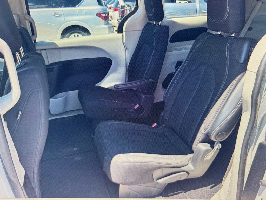 Used 2022 Chrysler Voyager LX FWD image 4
