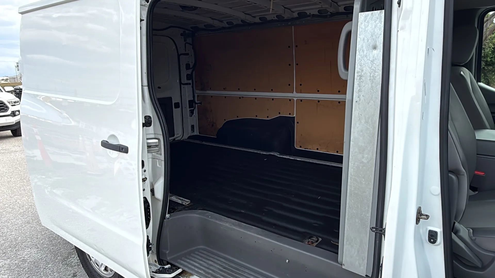 Used 2018 Nissan NV 3500 SV w/ Navigation Package image 17