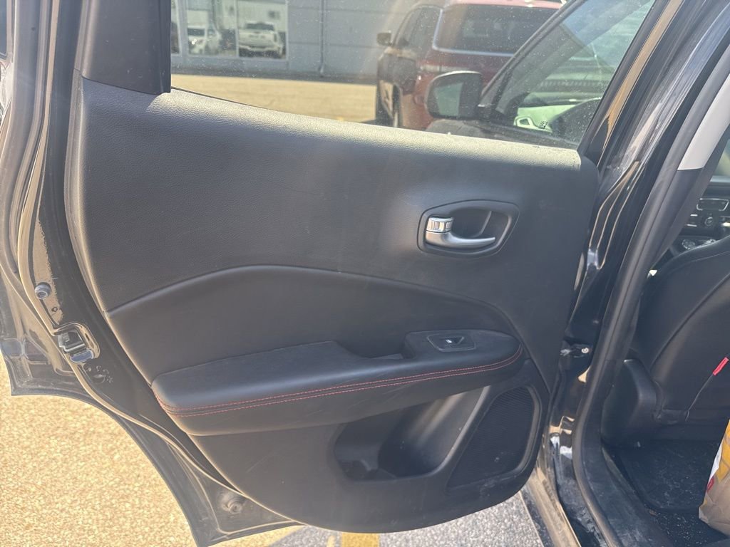 Used 2017 Jeep Compass Trailhawk w/ Leather Interior Group AWD/4WD image 17