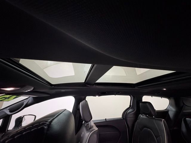 Certified 2025 Chrysler Pacifica Limited image 14