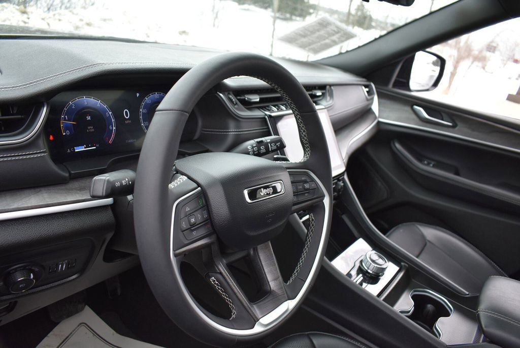 Certified 2024 Jeep Grand Cherokee L Limited w/ Luxury Tech Group II image 11