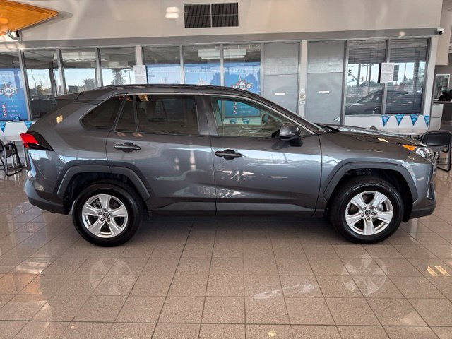 Used 2020 Toyota RAV4 XLE w/ Convenience Package FWD image 3