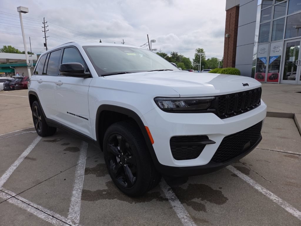 Used 2024 Jeep Grand Cherokee Altitude AWD/4WD image 3