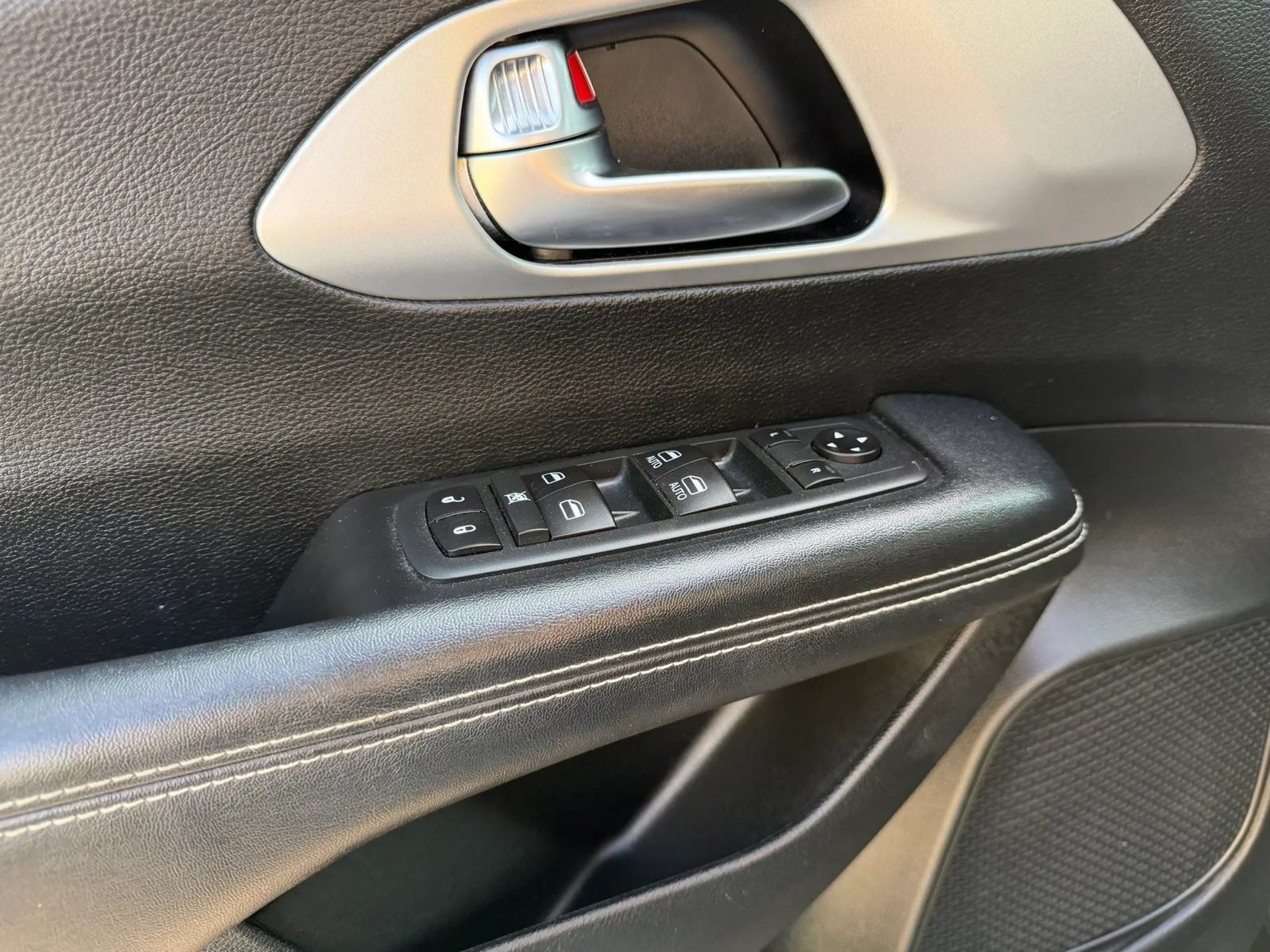 Used 2020 Chrysler Pacifica Touring w/ S Appearance Package FWD image 43