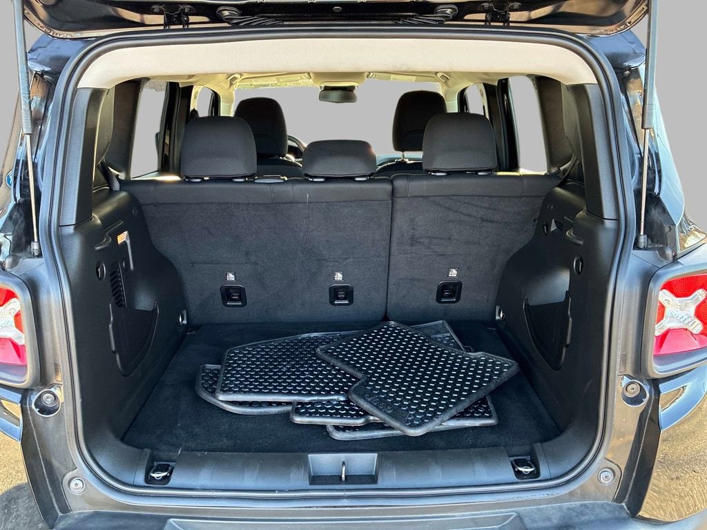 Certified 2023 Jeep Renegade Latitude w/ Premium Group AWD/4WD image 12