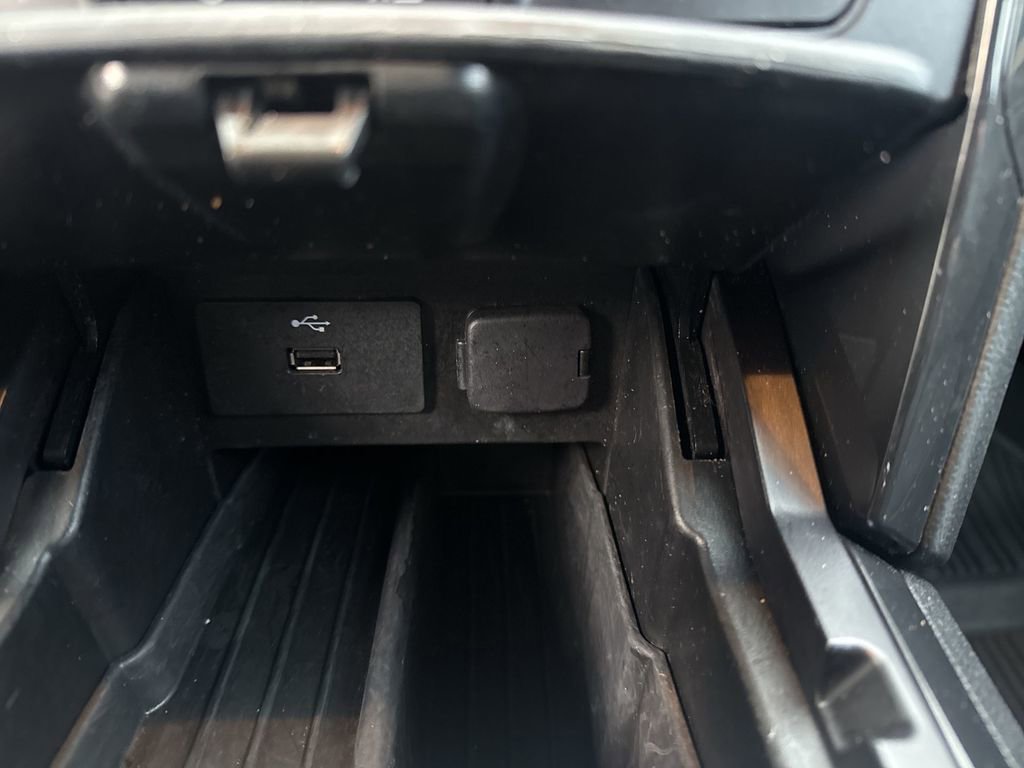 Used 2019 Ford Explorer XLT image 32