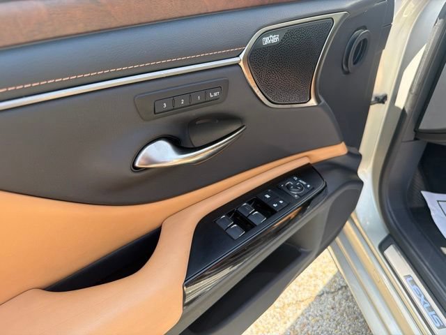 Used 2022 Lexus ES 300h Ultra Luxury w/ Accessory Package 2 FWD image 11