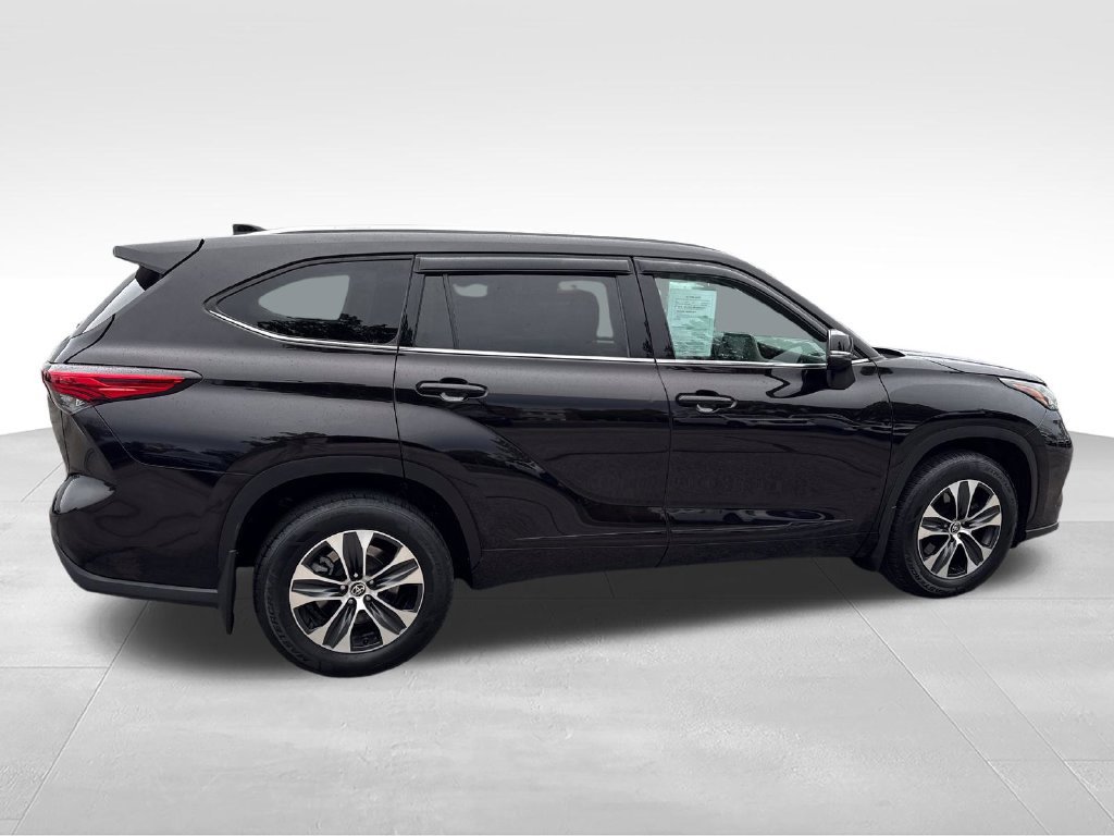Used 2020 Toyota Highlander XLE AWD/4WD image 3