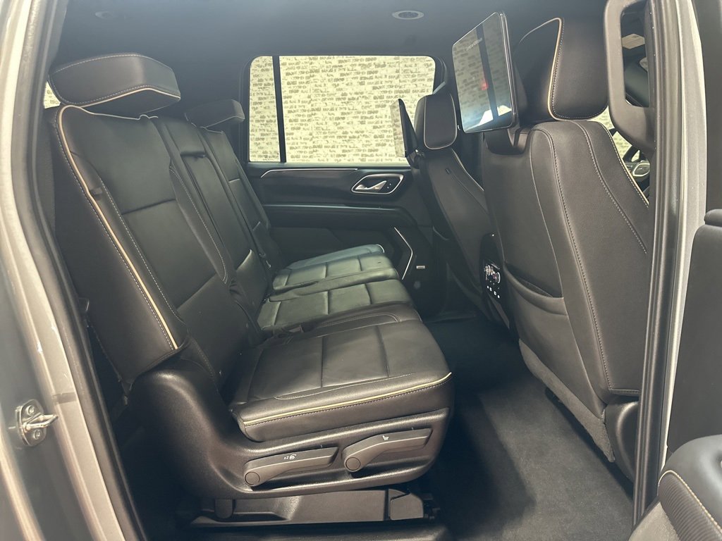Used 2024 GMC Yukon XL SLT w/ SLT Luxury Package image 12
