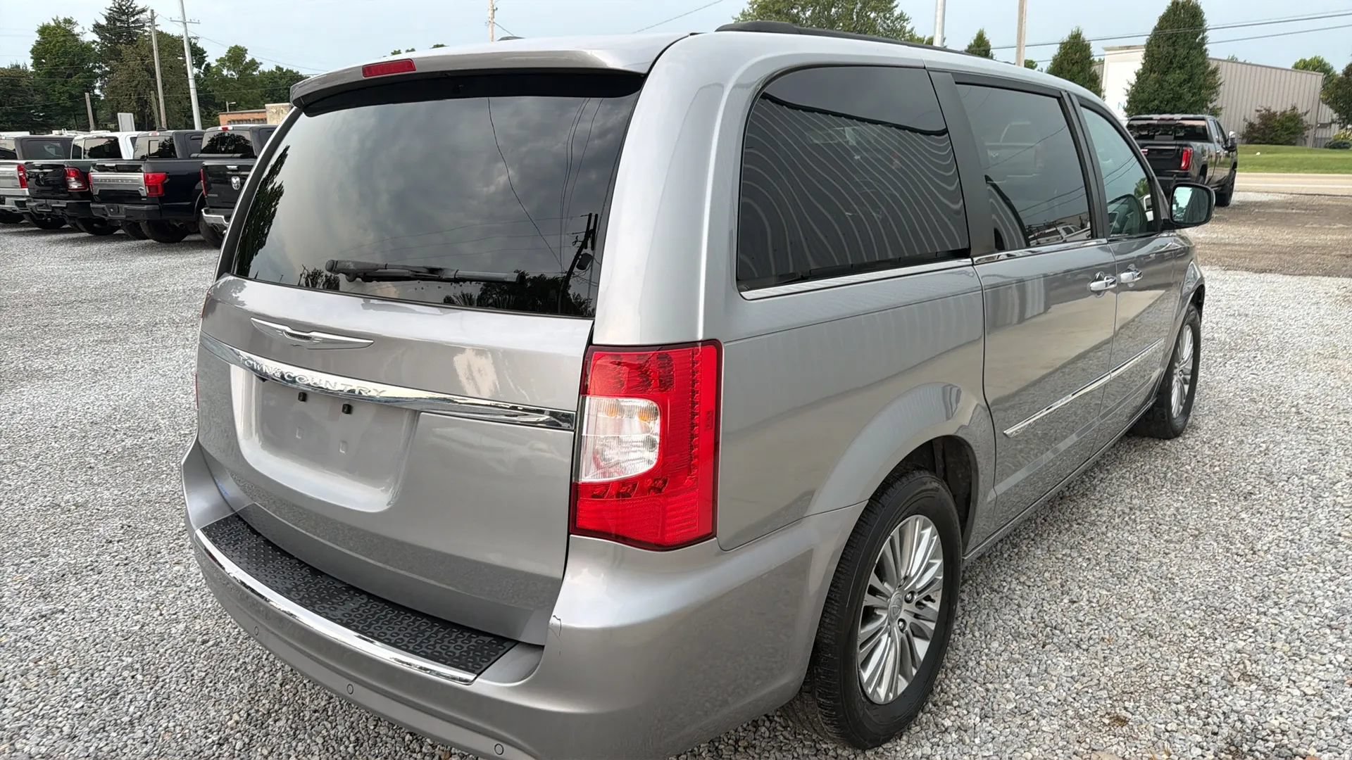 Used 2013 Chrysler Town & Country Touring-L w/ Driver Convenience Group FWD image 5