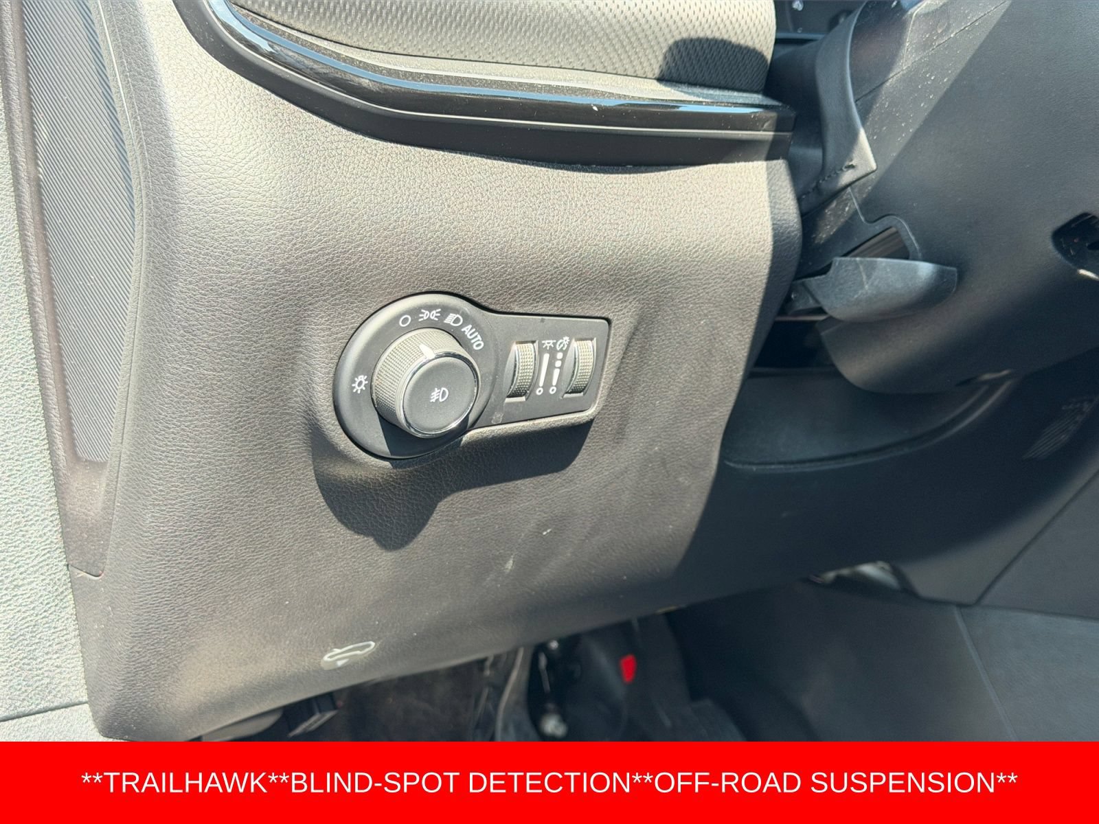 Used 2025 Jeep Compass Trailhawk AWD/4WD image 22