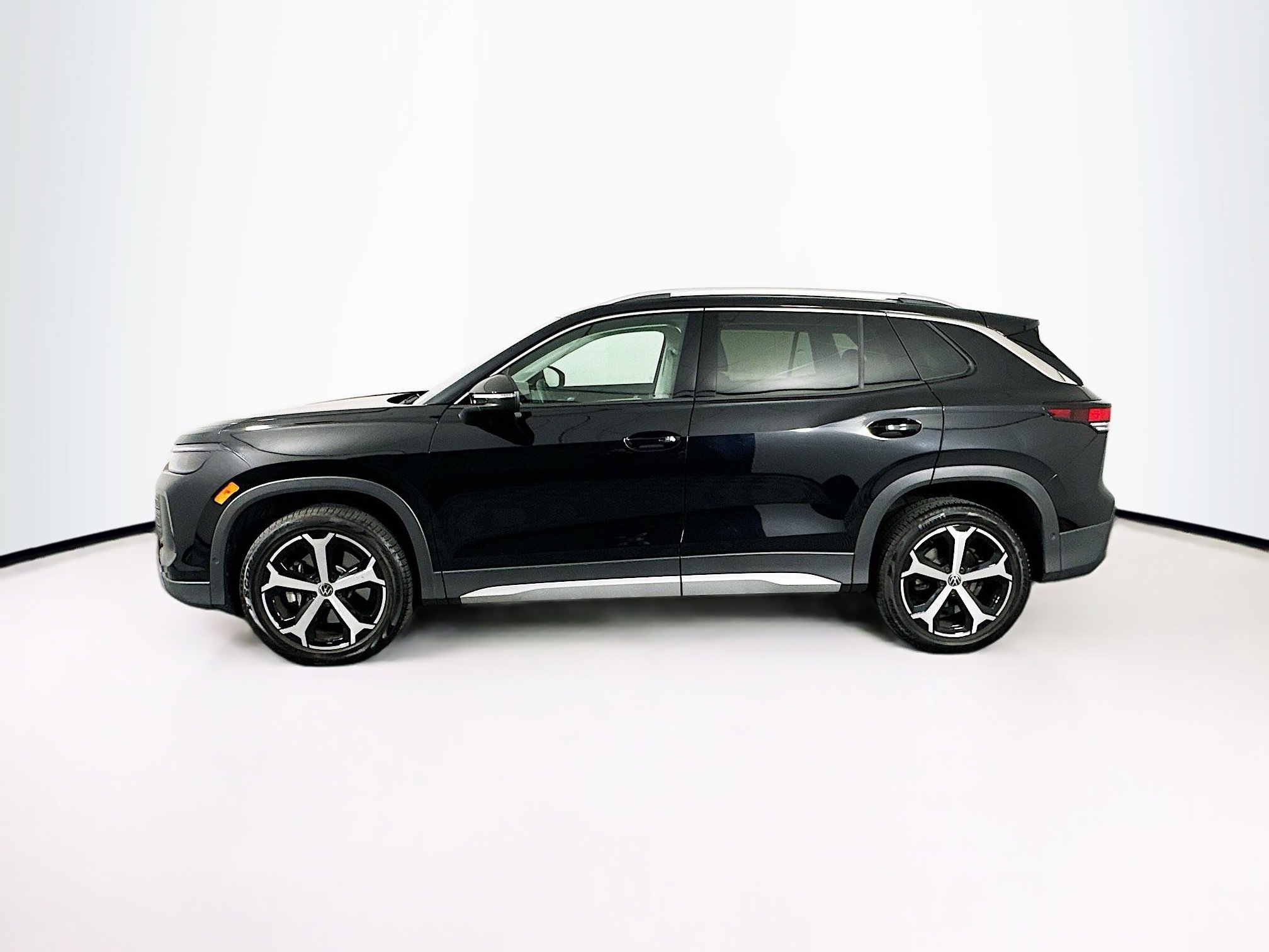 Used 2025 Volkswagen Tiguan SE image 4