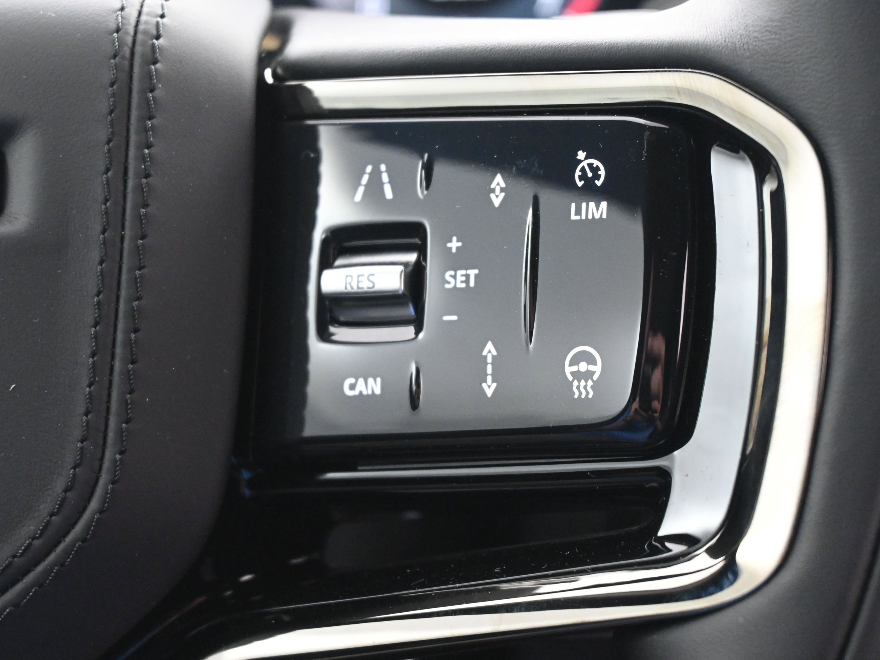 New 2026 Land Rover Range Rover Velar Dynamic SE image 18