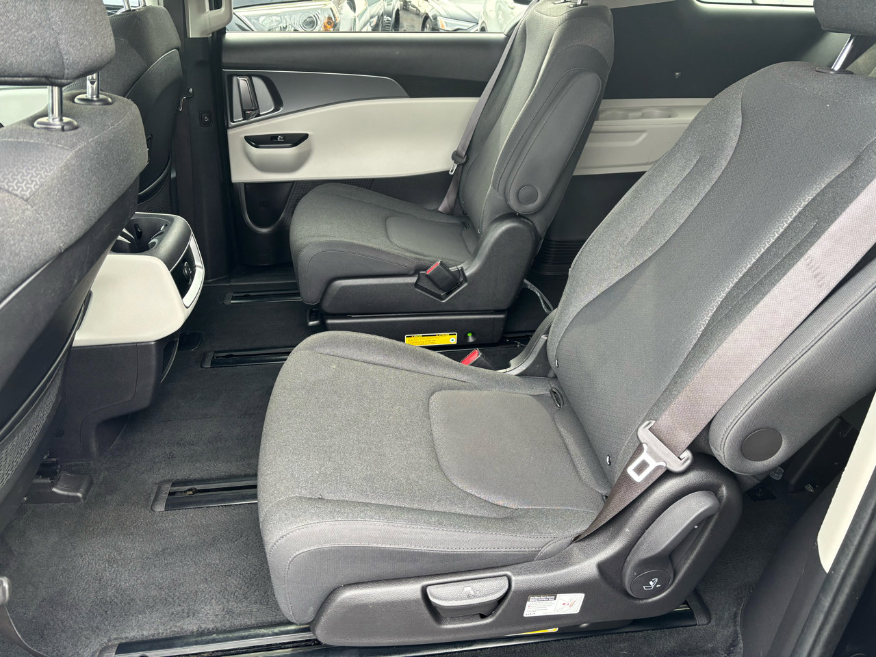 Used 2022 Kia Carnival LX image 9