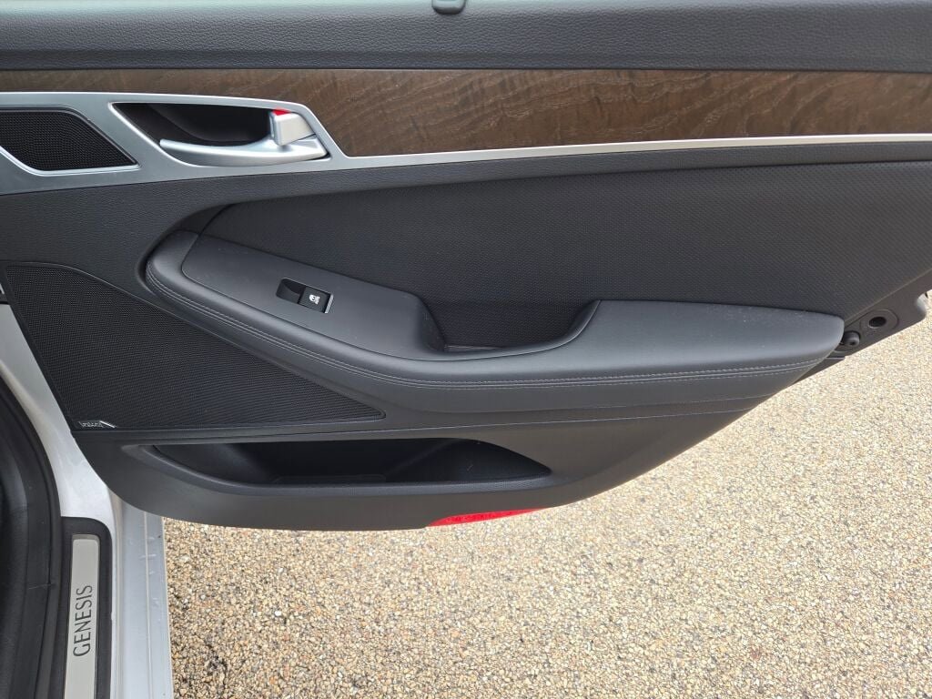 Used 2015 Hyundai Genesis 3.8 w/ Option Group 04 image 9