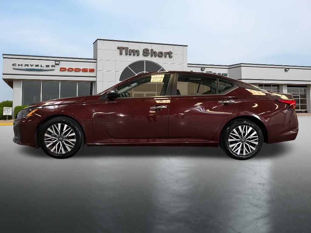 Used 2024 Nissan Altima 2.5 SV FWD image 2