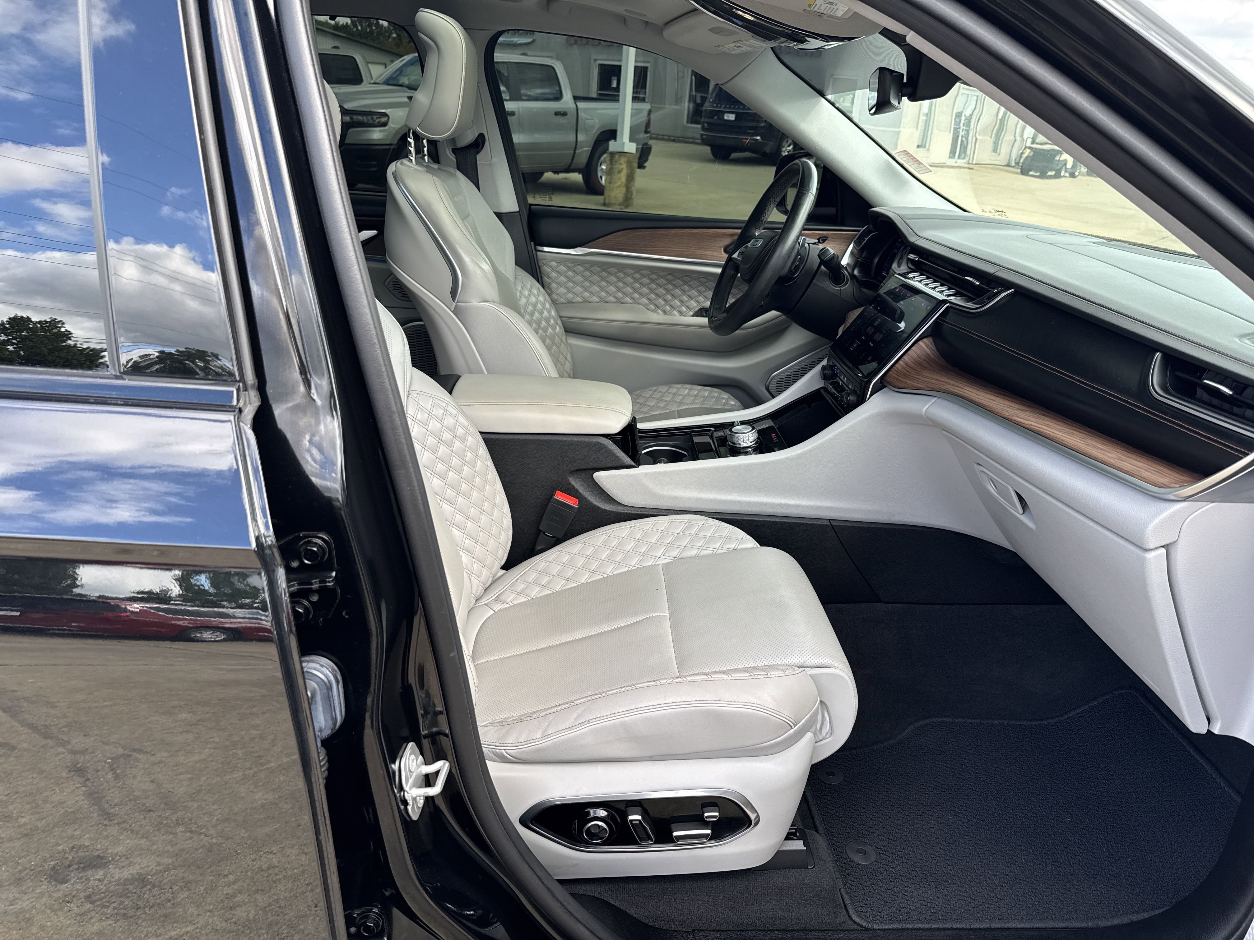 Used 2021 Jeep Grand Cherokee L Summit w/ Luxury Tech Group V image 19