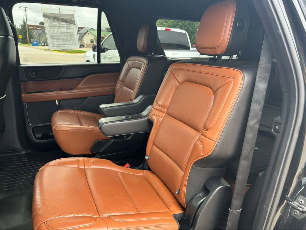 Used 2018 Lincoln Navigator L Reserve image 24