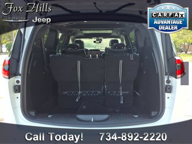 Used 2026 Chrysler Pacifica Limited FWD image 10