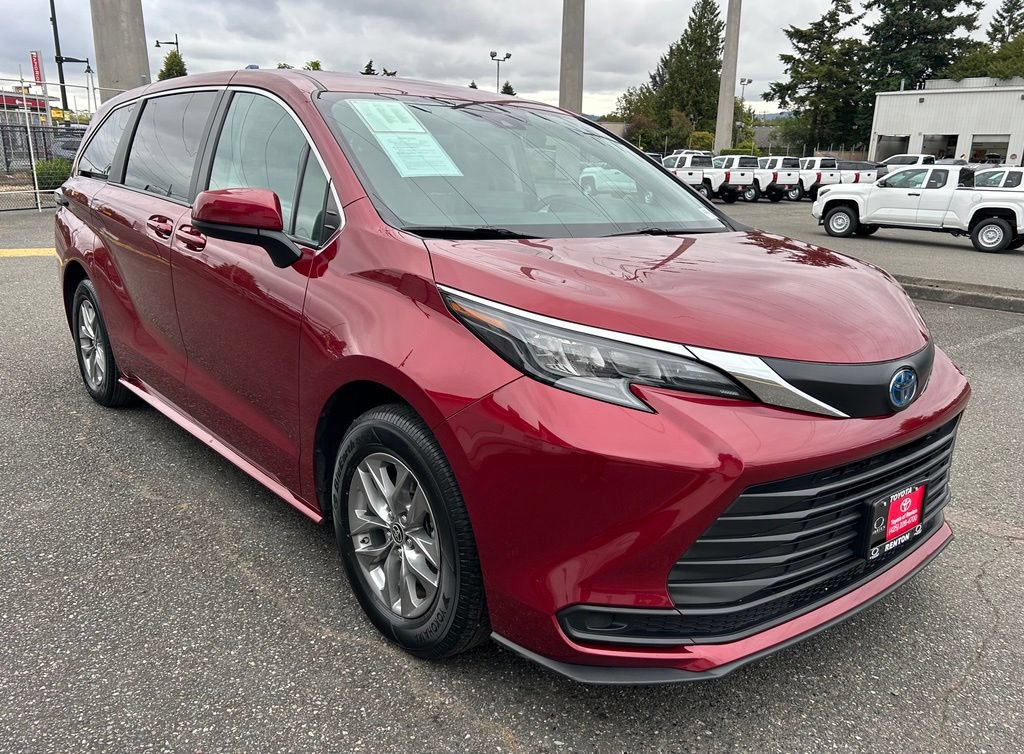 Certified 2024 Toyota Sienna LE AWD/4WD image 3