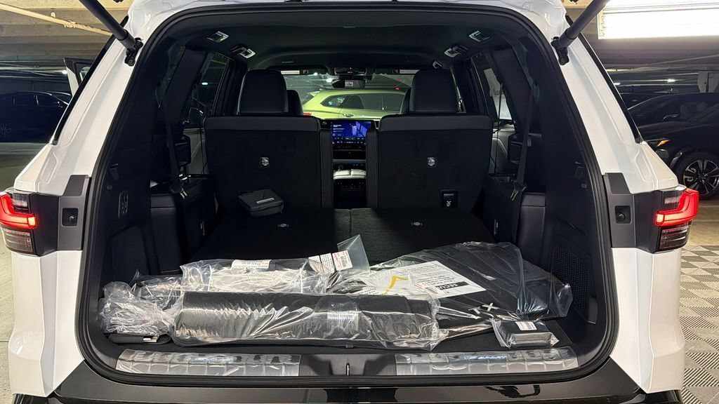 New 2026 Lexus TX 500h AWD image 8