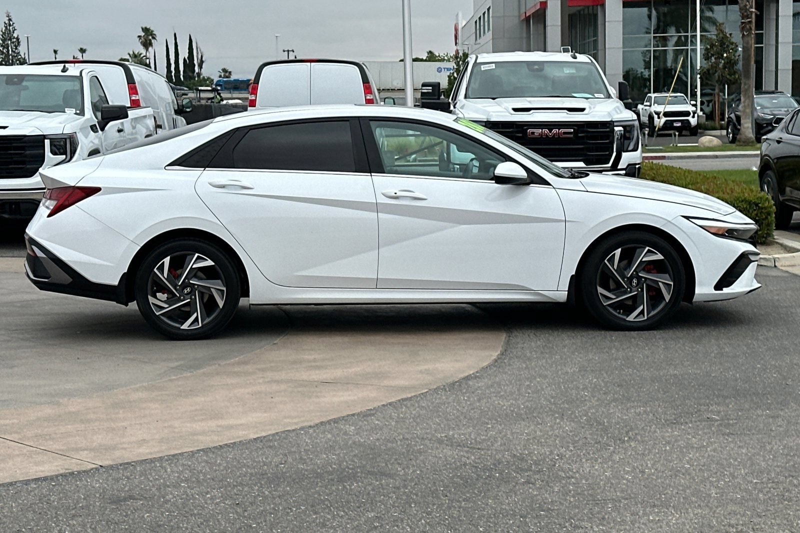 Used 2024 Hyundai Elantra SEL w/ Convenience Package FWD image 3