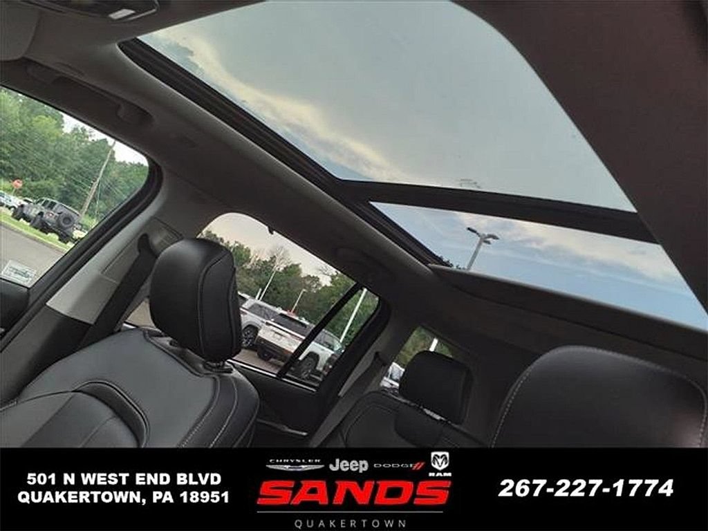 New 2023 Jeep Grand Cherokee 4WD 4xe w/ Luxury Tech Group II image 11