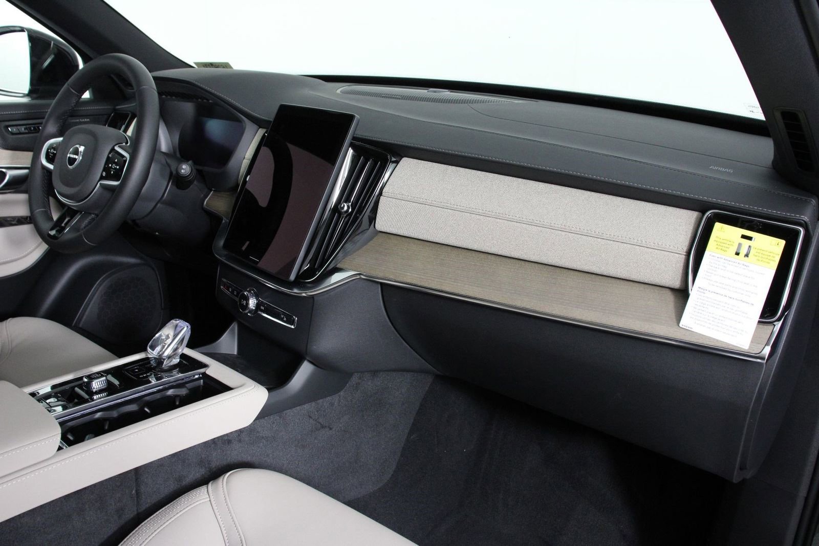 New 2026 Volvo XC90 T8 Plus w/ Protection Package Premier image 9