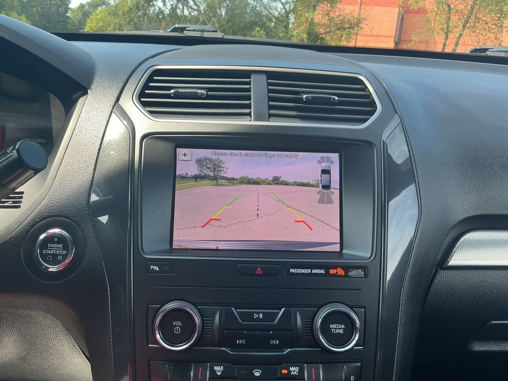 Used 2019 Ford Explorer XLT w/ Equipment Group 202A AWD/4WD image 34