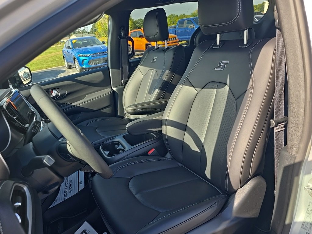 New 2026 Chrysler Pacifica Select image 16