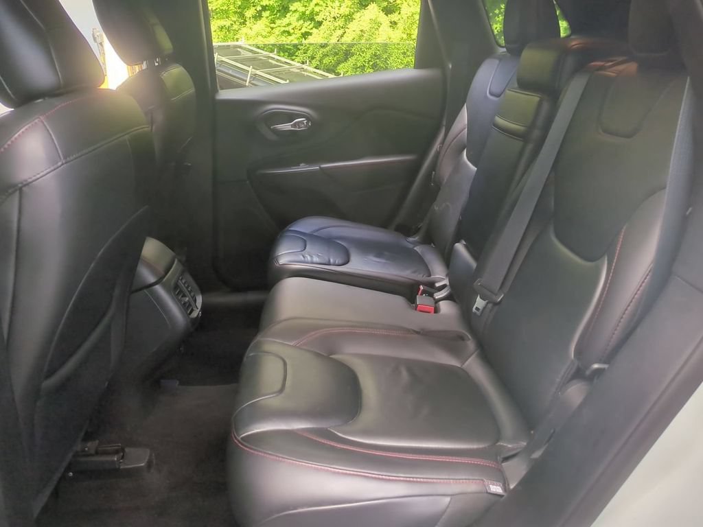 Used 2016 Jeep Cherokee Trailhawk AWD/4WD image 25