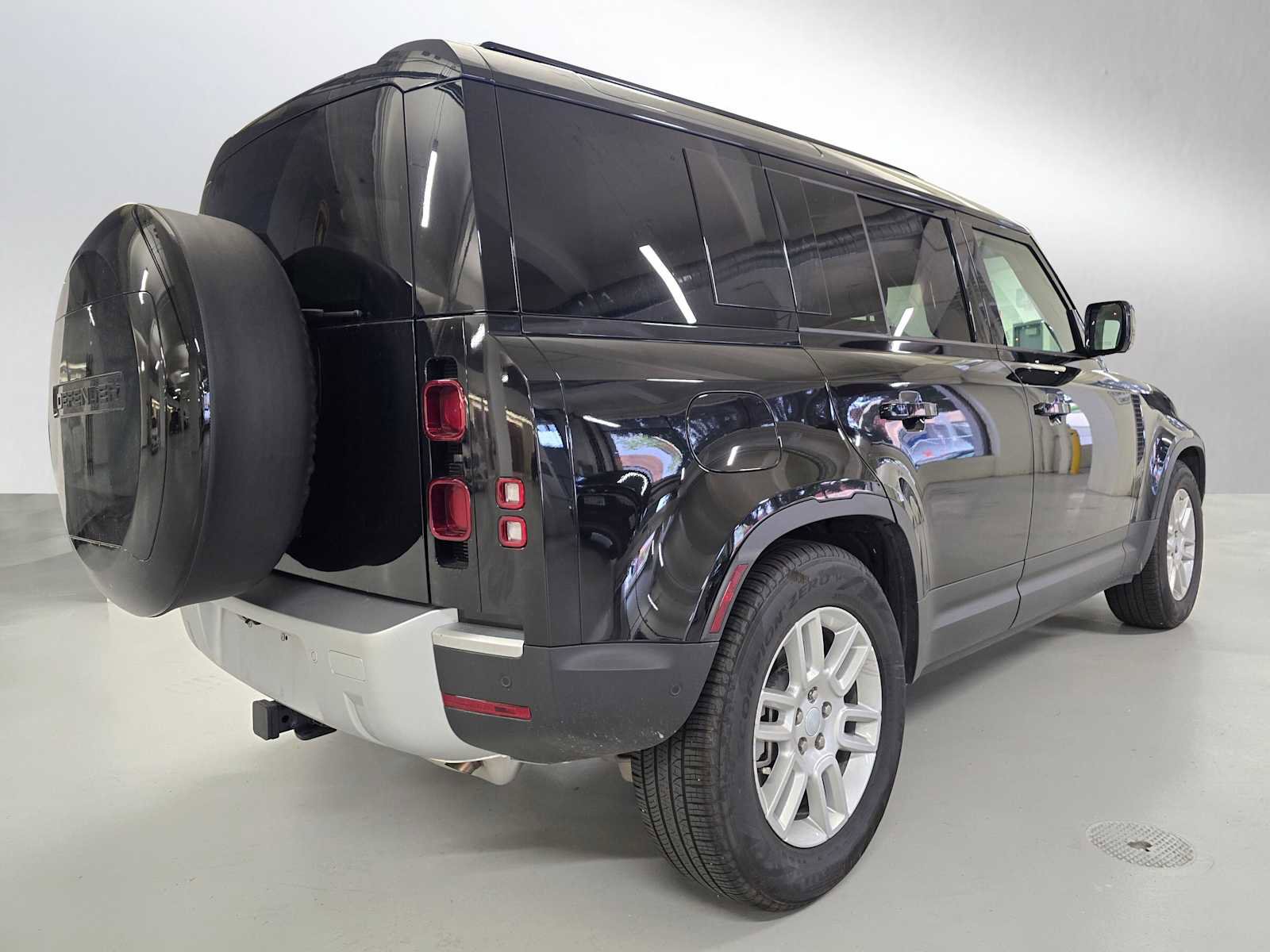 Used 2025 Land Rover Defender 110 S AWD/4WD image 3