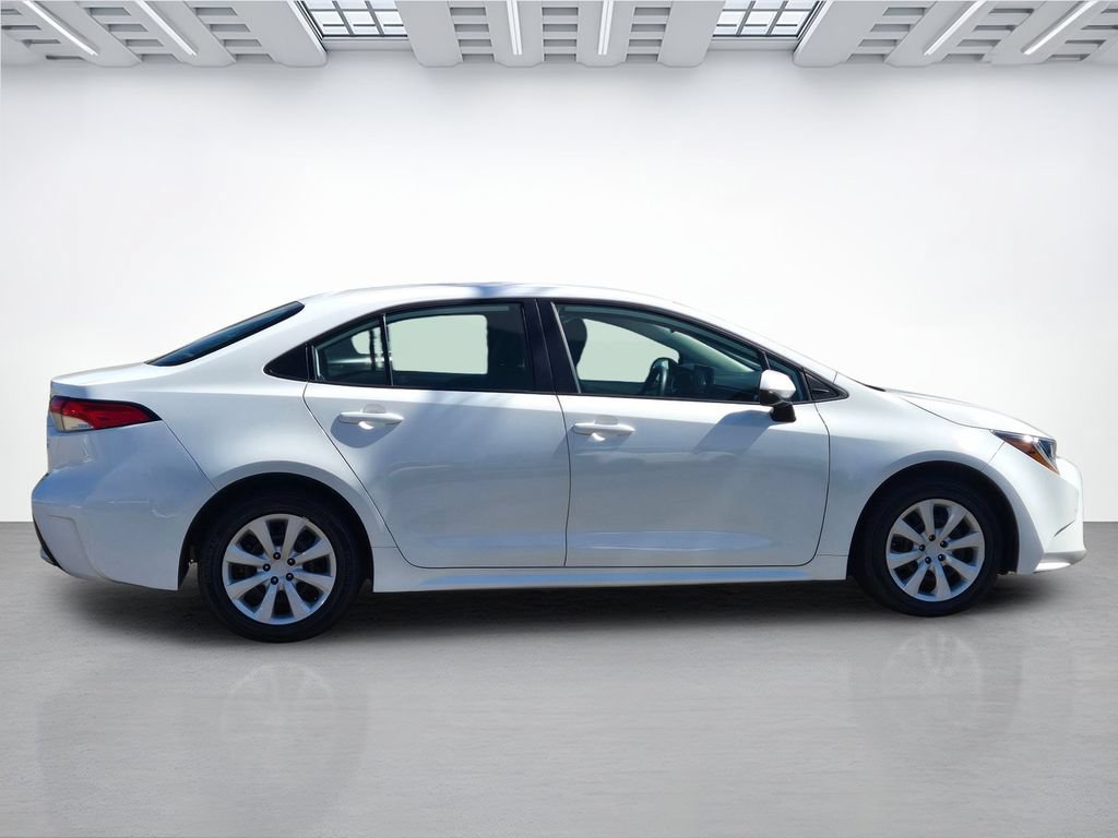 Used 2022 Toyota Corolla LE FWD image 3