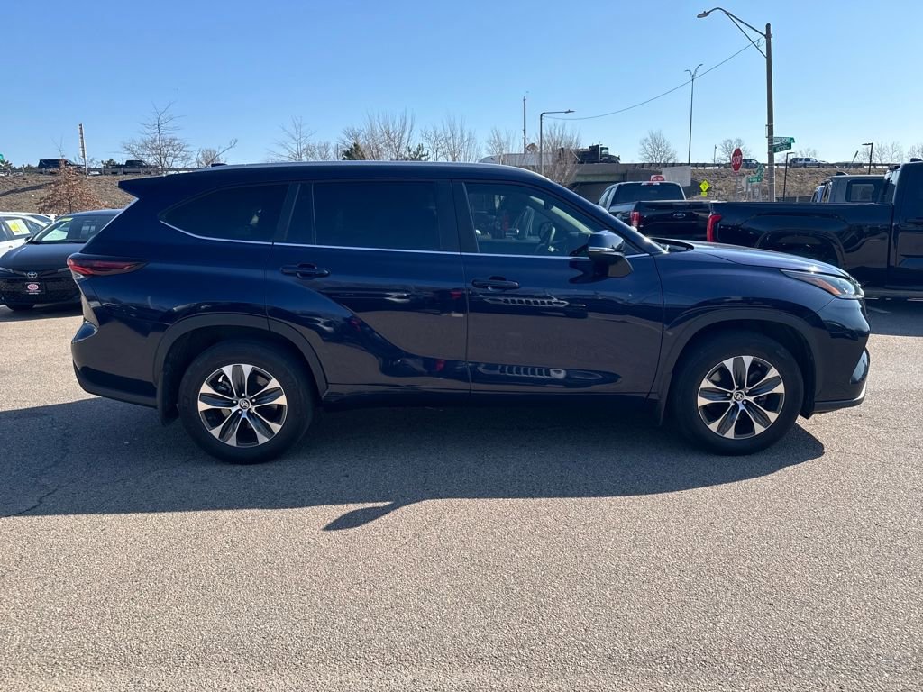 Used 2025 Toyota Highlander XLE image 11