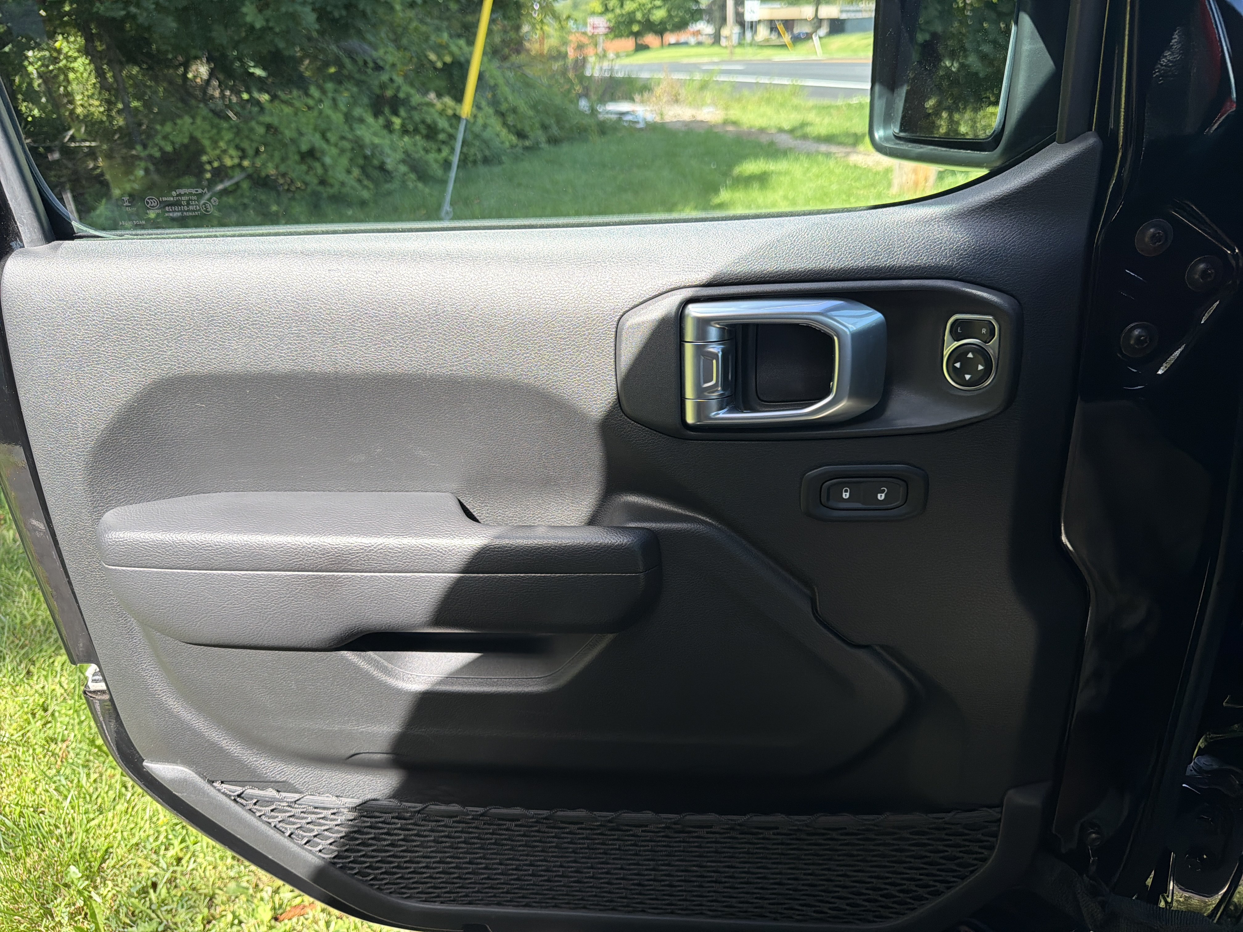 Used 2023 Jeep Wrangler Unlimited w/ Cold Weather Group AWD/4WD image 32