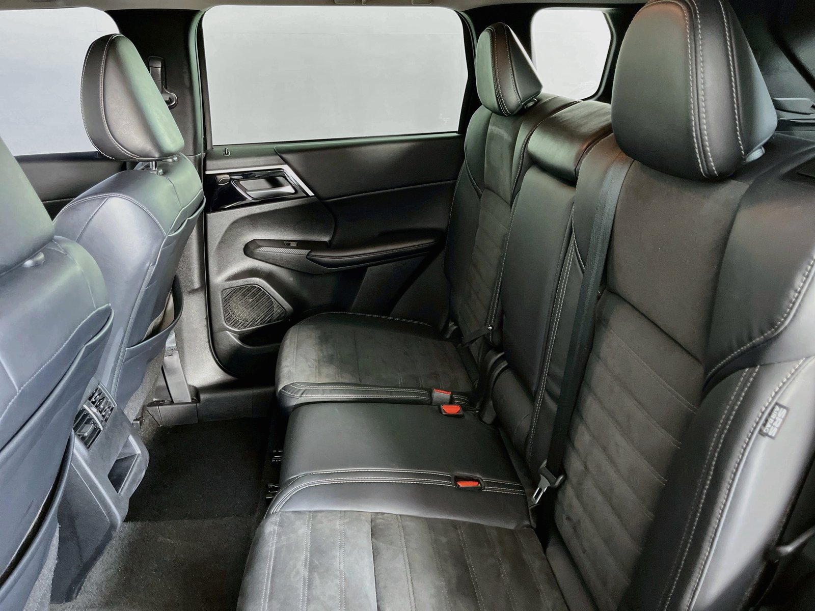 Used 2023 Mitsubishi Outlander SE AWD/4WD image 28
