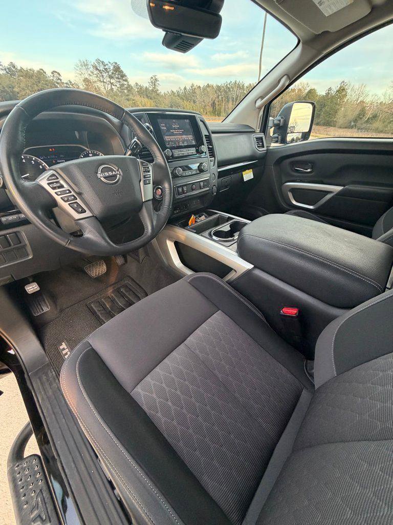 Used 2024 Nissan Titan SV w/ SV Convenience Package image 11