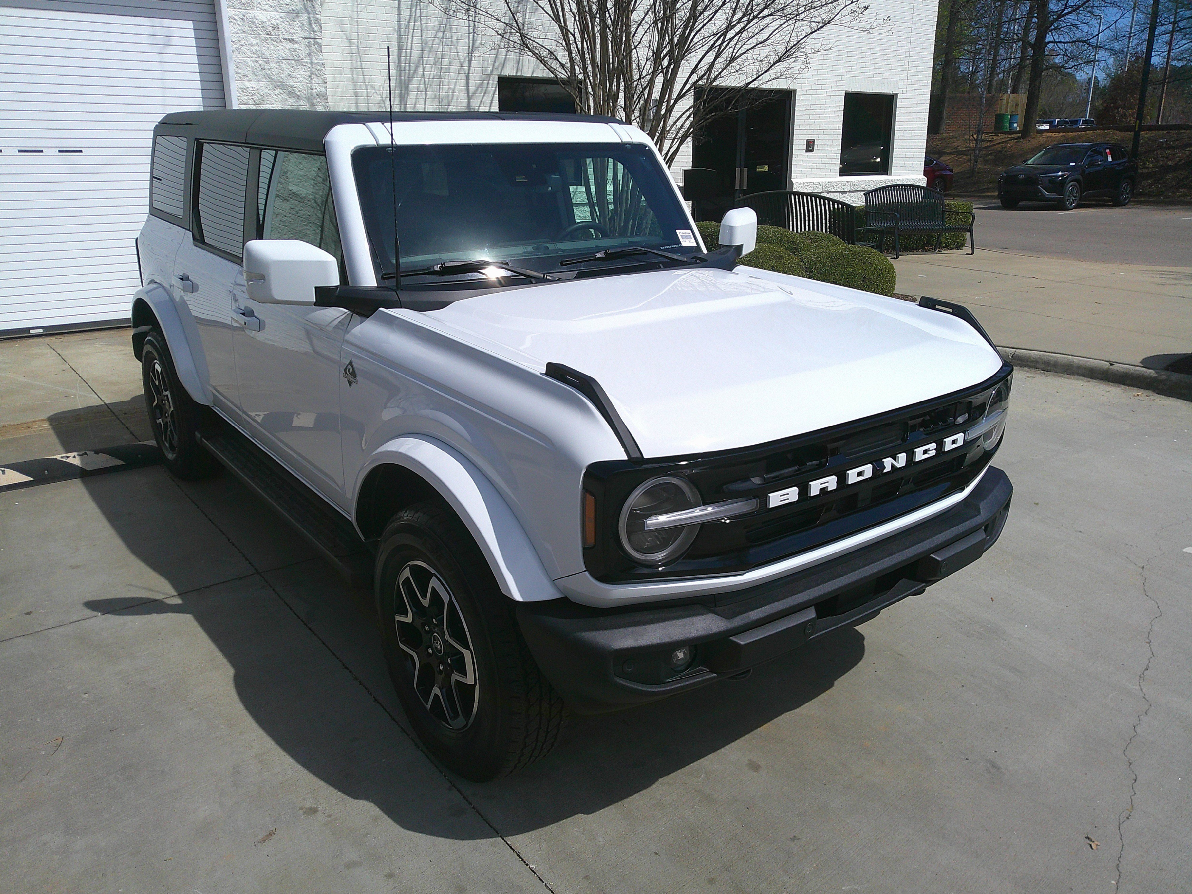 Used 2023 Ford Bronco Outer Banks image 2