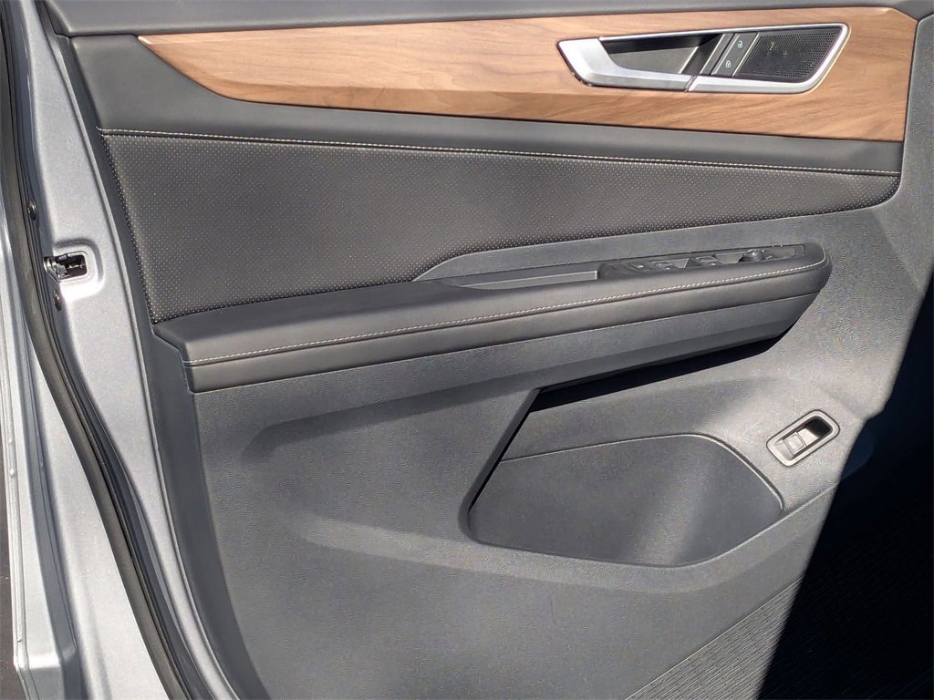 Used 2025 Volkswagen Atlas SE image 13