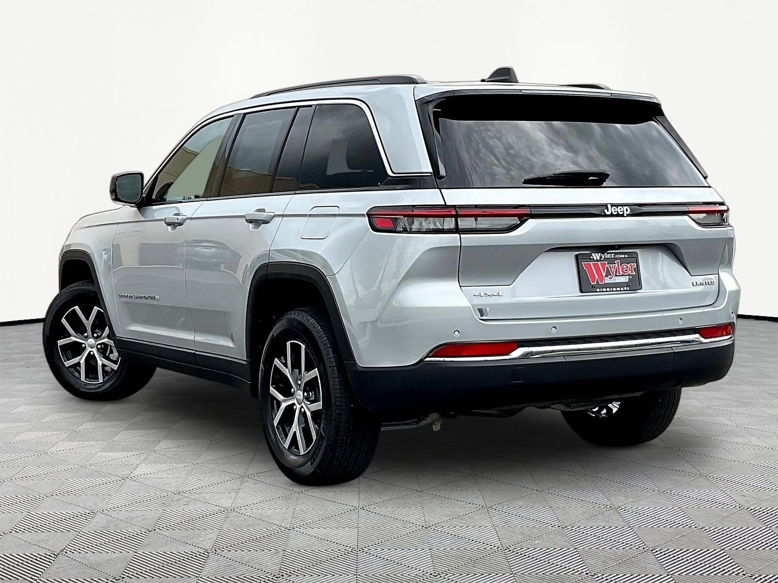 Used 2025 Jeep Grand Cherokee Limited AWD/4WD image 4