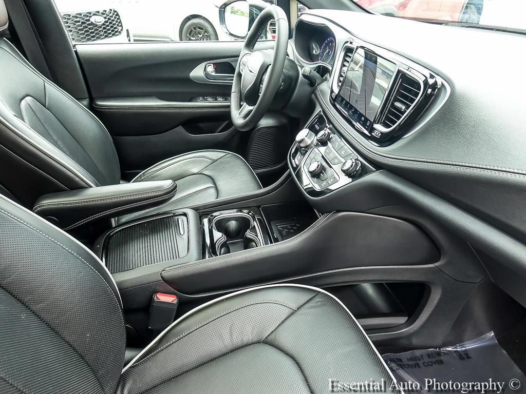 Used 2026 Chrysler Pacifica Limited FWD image 27