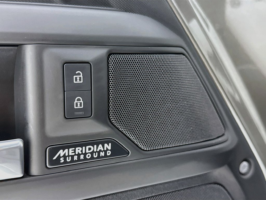 Used 2025 Land Rover Defender 110 X-Dynamic SE AWD/4WD image 23