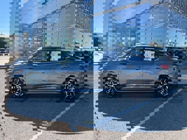 Used 2025 Nissan Sentra SR image 2