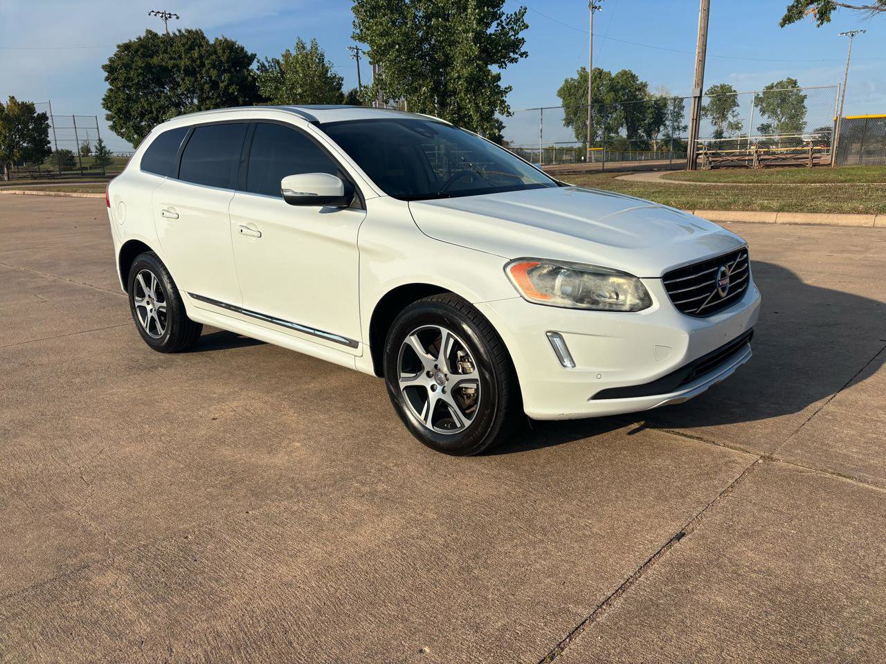 Used 2015 Volvo XC60 T6 w/ Proximity Package FWD image 28