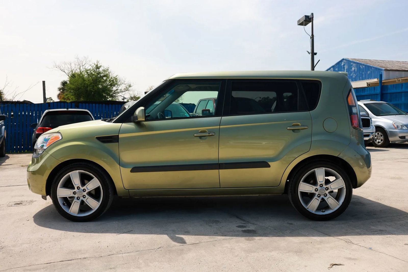 Used 2011 Kia Soul ! FWD image 3