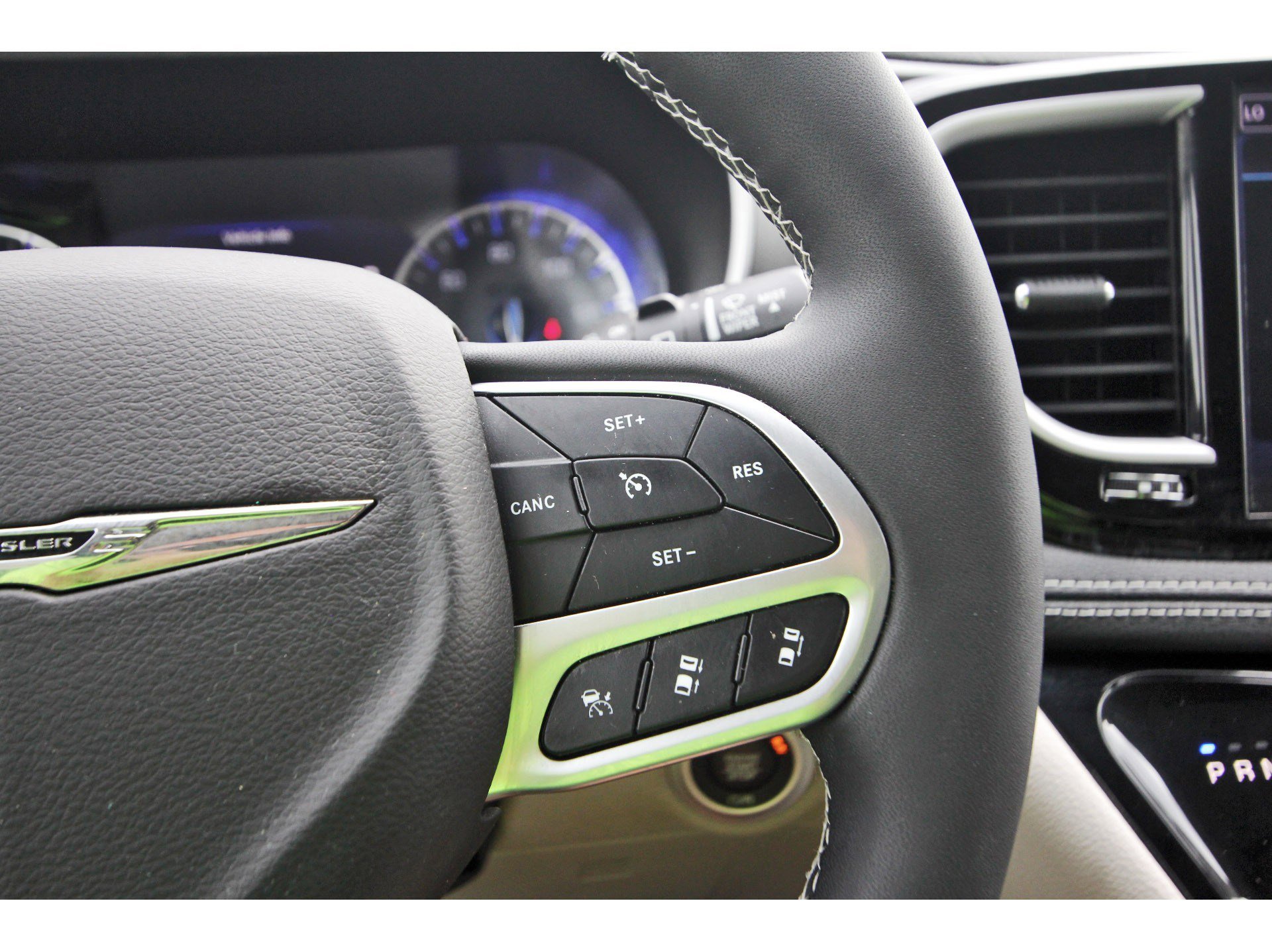 Used 2022 Chrysler Pacifica Touring-L w/ Uconnect Theater Family Group FWD image 19