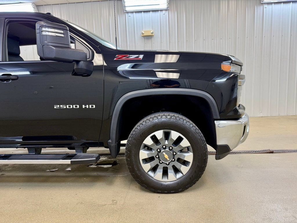 Used 2024 Chevrolet Silverado 2500 LT AWD/4WD image 4
