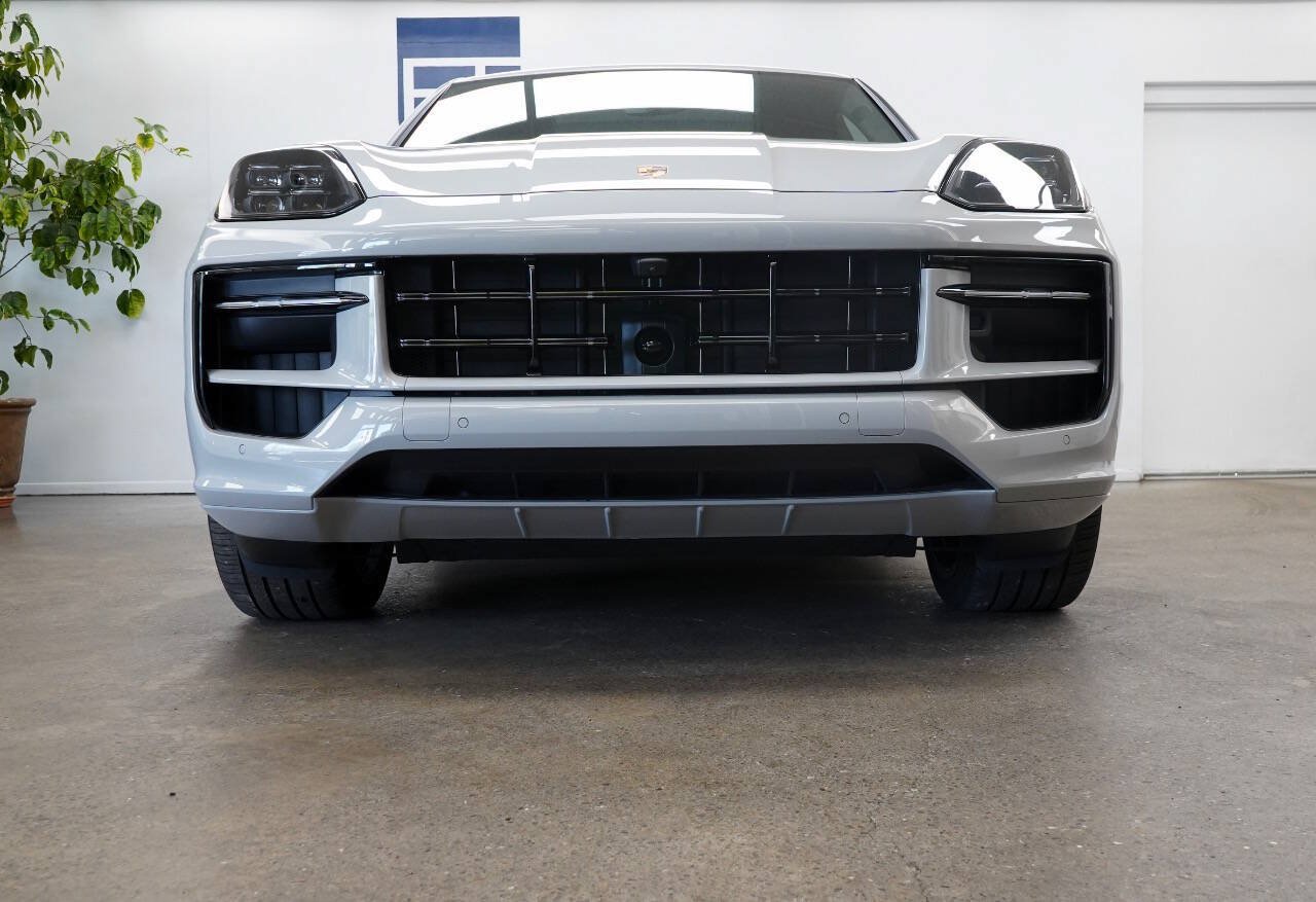 Used 2025 Porsche Cayenne GTS AWD/4WD image 28